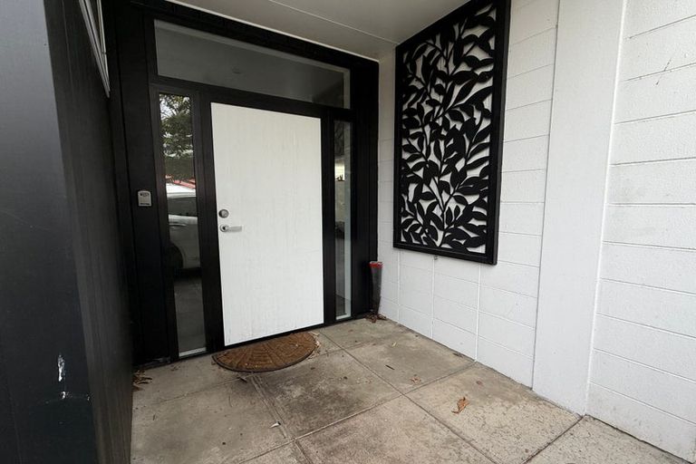 Photo of property in 355 Oxford Street, Levin, 5510