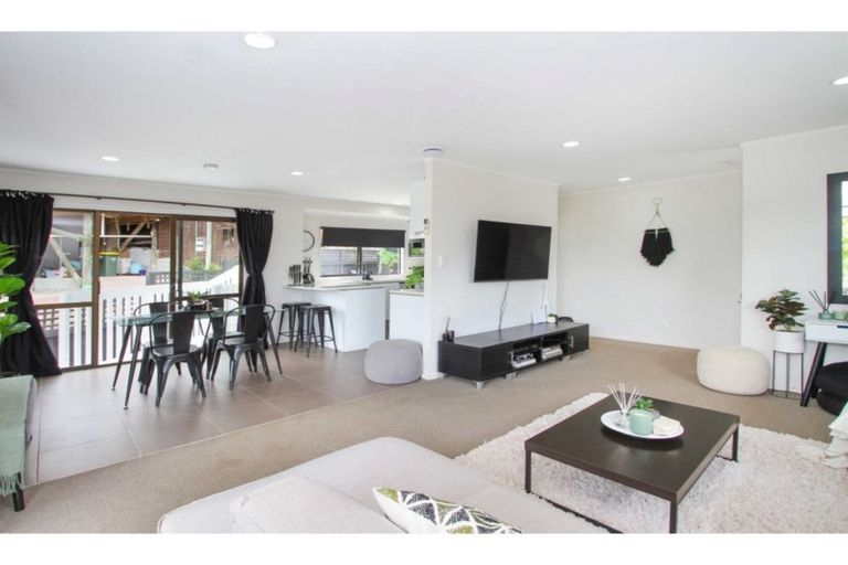 Photo of property in 1/27 Sovereign Place, Glenfield, Auckland, 0629