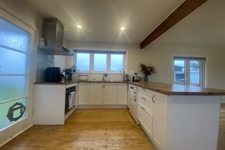 Photo of property in 68 Glanmire Road, Newlands, Wellington, 6037