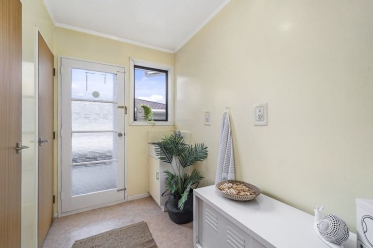 Photo of property in 102 Taylor Terrace, Tawa, Wellington, 5028
