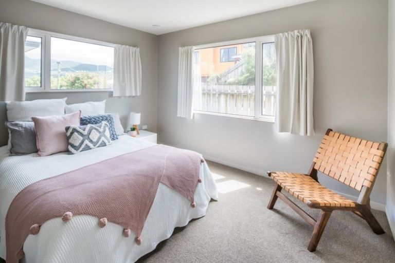 Photo of property in 18 Dargle Way, Island Bay, Wellington, 6023