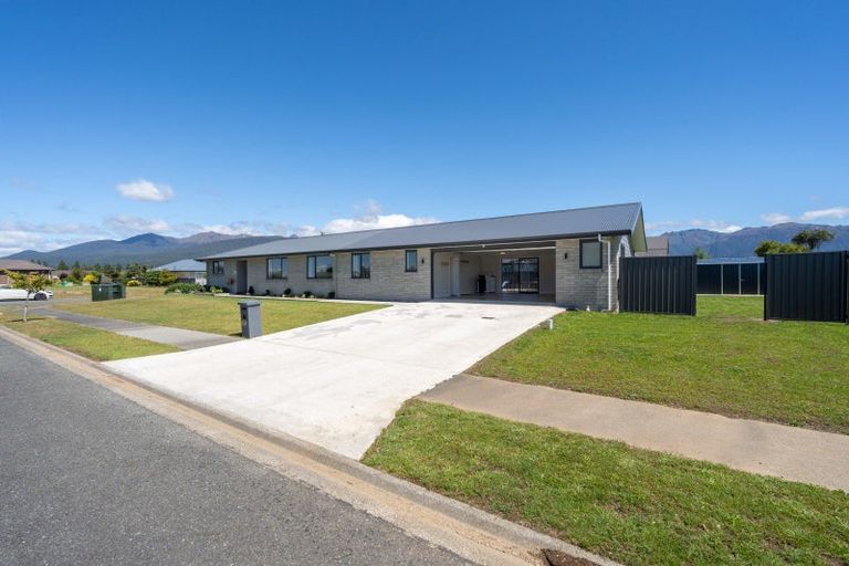 Photo of property in 14 Acheron Way, Te Anau, 9600
