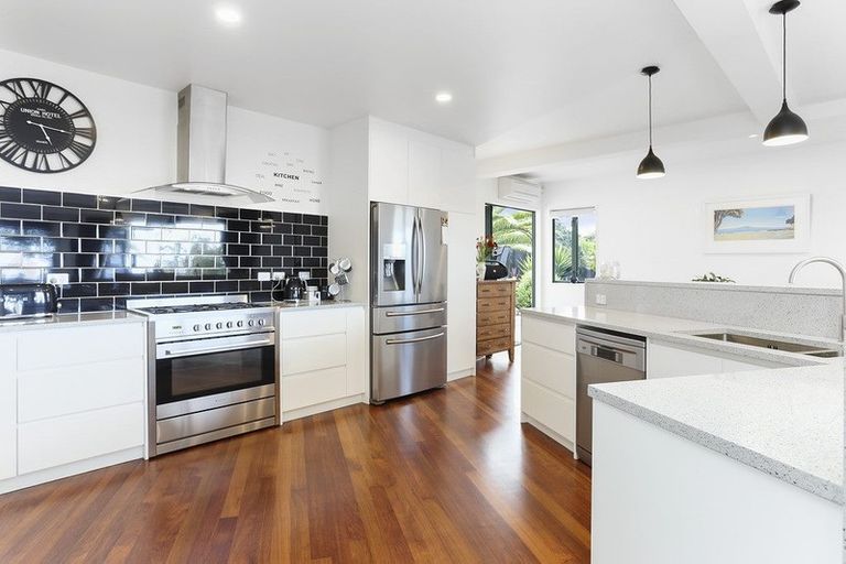 Photo of property in 11 Greenleaf Way, Northcross, Auckland, 0630