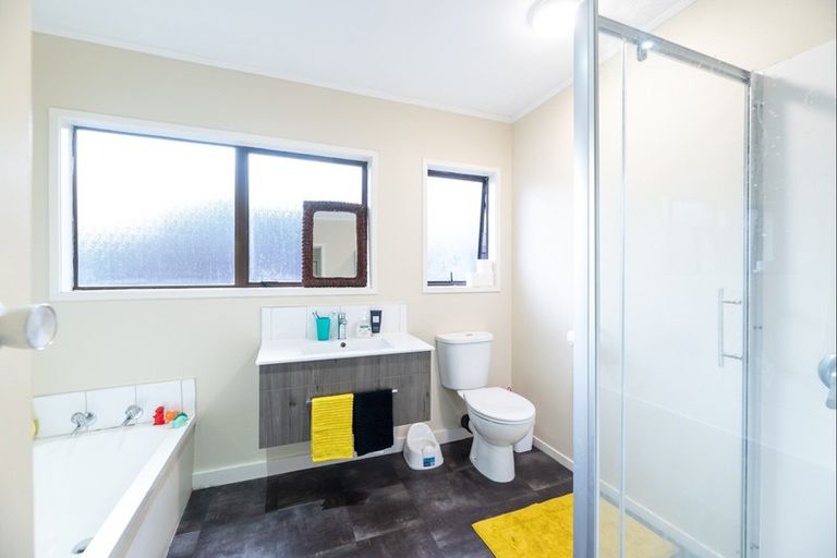 Photo of property in 60 West Harbour Drive, West Harbour, Auckland, 0618