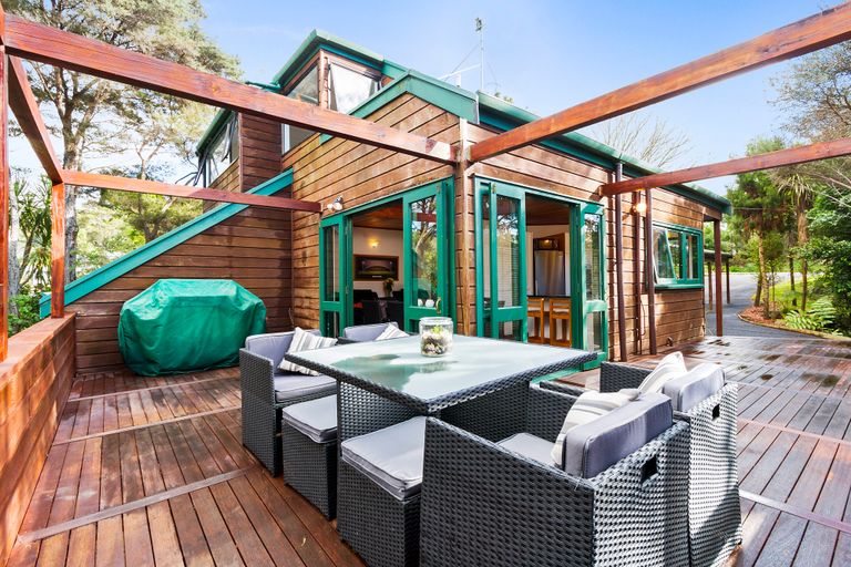 Photo of property in 1048 Scenic Drive North, Swanson, Auckland, 0816