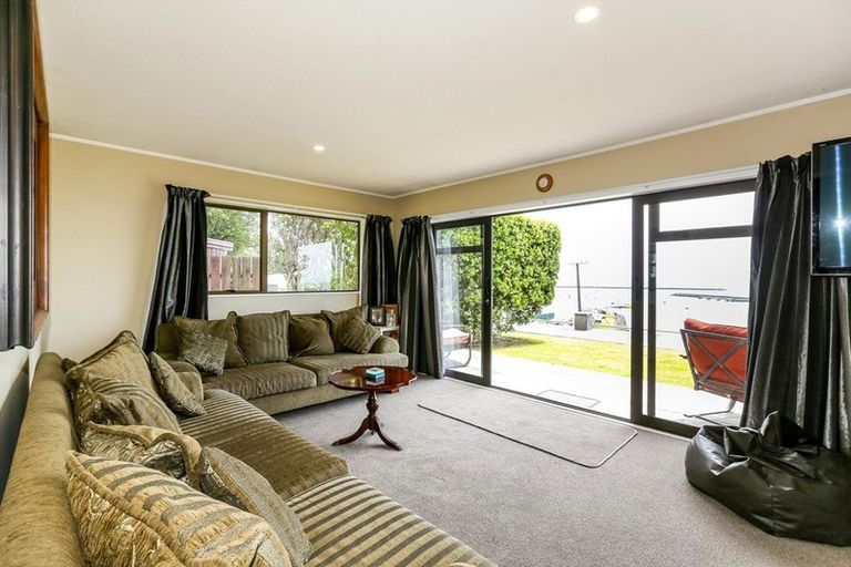 Photo of property in 26 Roy Terrace, Moturoa, New Plymouth, 4310