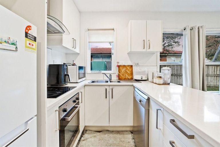 Photo of property in 14 Yeovil Road, Te Atatu Peninsula, Auckland, 0610