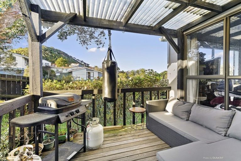 Photo of property in 142 Akaroa Drive, Maupuia, Wellington, 6022