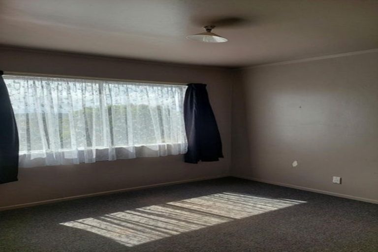 Photo of property in 7 Chetwode Grove, Newlands, Wellington, 6037