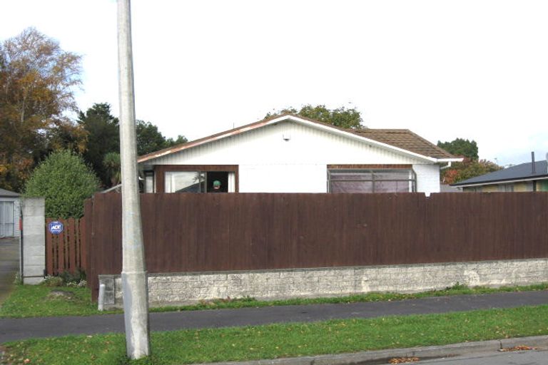 Photo of property in 16 La Perouse Place, Northcote, Christchurch, 8052