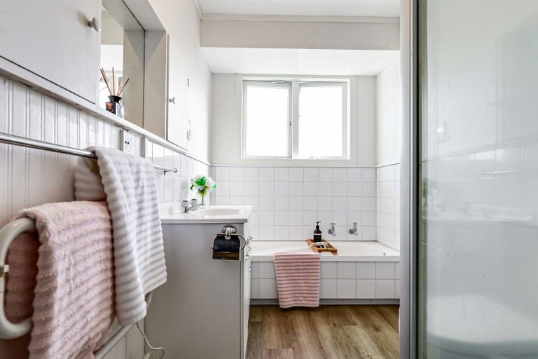 Photo of property in 98 Storey Avenue, Forest Lake, Hamilton, 3200