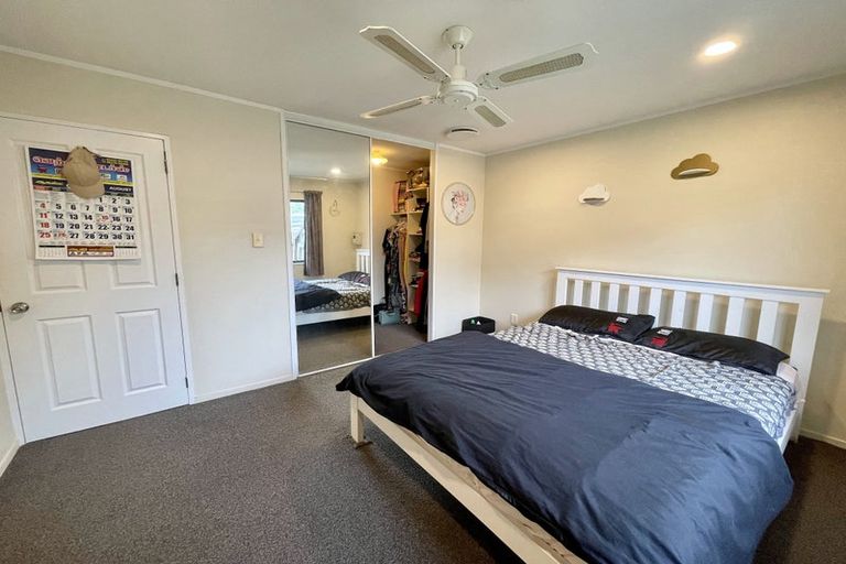 Photo of property in 5 Avonleigh Road, Green Bay, Auckland, 0604