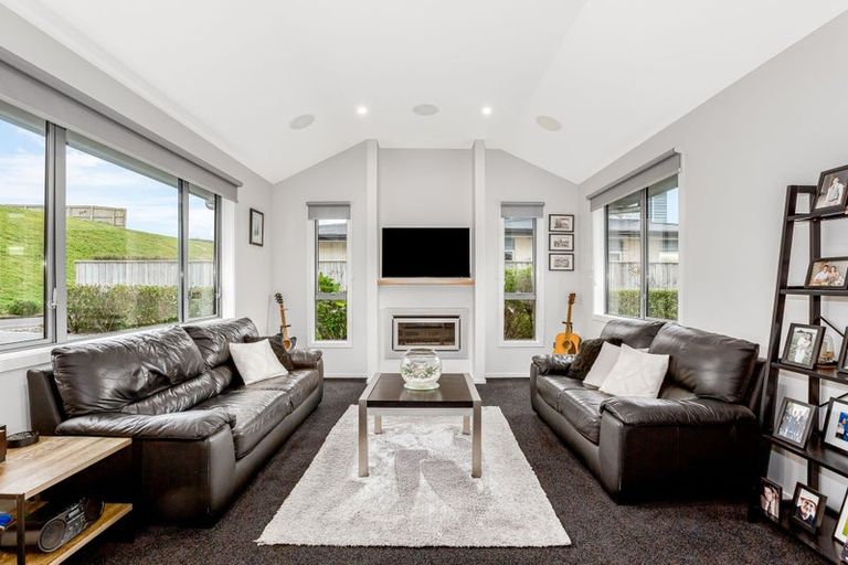 Photo of property in 7 Manapouri Lane, Aotea, Porirua, 5024