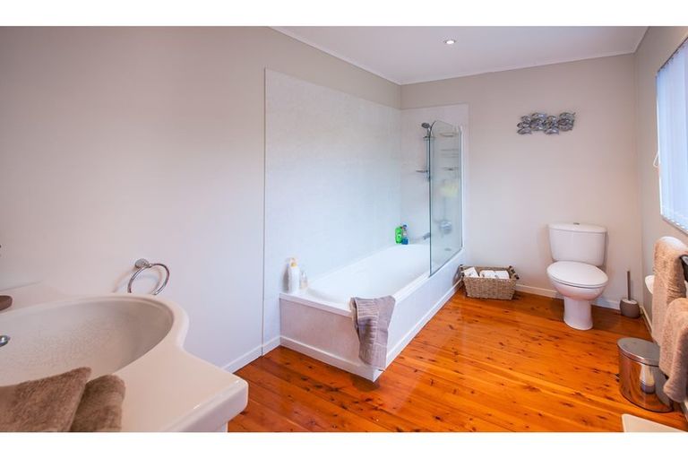 Photo of property in 24a Korotaha Terrace, Rothesay Bay, Auckland, 0630