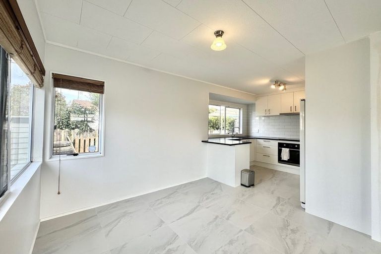 Photo of property in 1/6 Kirklow Place, Goodwood Heights, Auckland, 2105