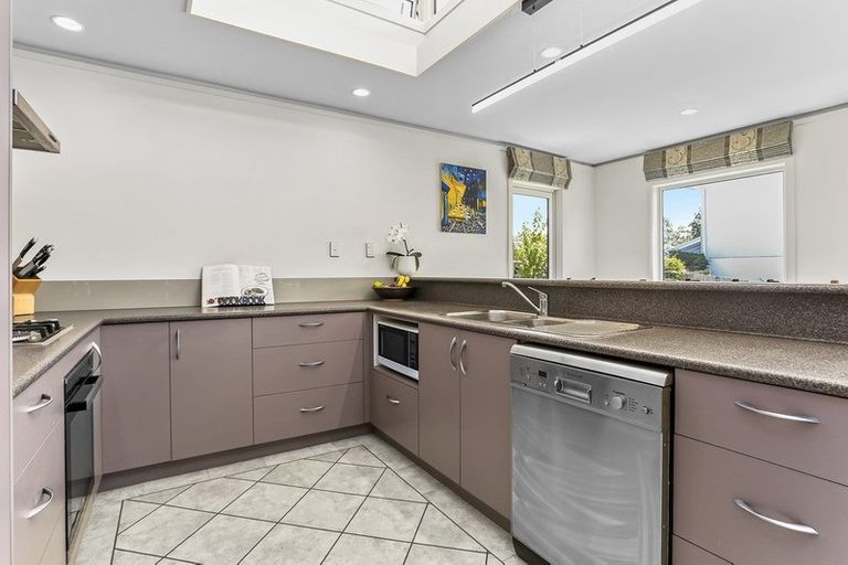 Photo of property in 10 Knightsbridge Drive, Forrest Hill, Auckland, 0620