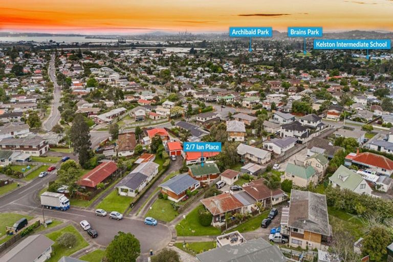 Photo of property in 2/7 Ian Place, Glendene, Auckland, 0602