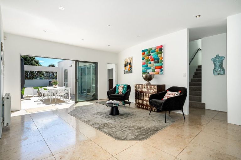 Photo of property in 8 Nevay Road, Karaka Bays, Wellington, 6022