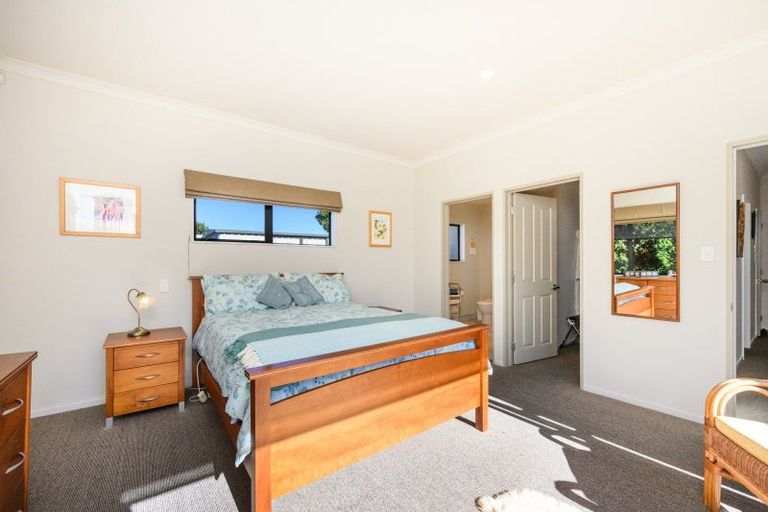 Photo of property in 48 Johnstone Drive, Fitzherbert, Palmerston North, 4410