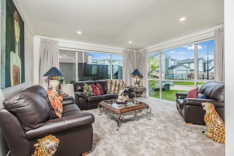 Photo of property in 15 Tawa Place, Orewa, 0931