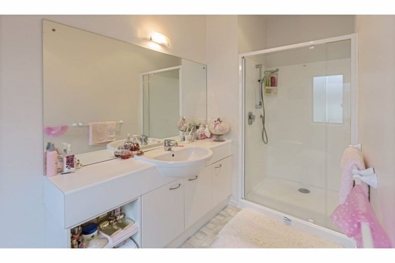 Photo of property in 3/12 Herons Way, Northcote, Auckland, 0627