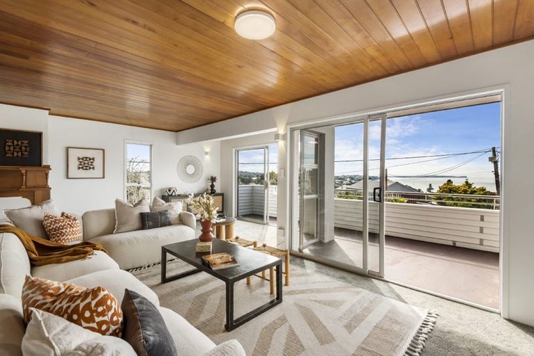 Photo of property in 1/3 Garadice Road, Rothesay Bay, Auckland, 0630