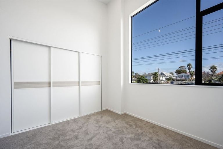Photo of property in 2/735 East Coast Road, Browns Bay, Auckland, 0630