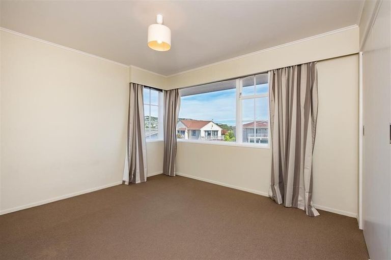 Photo of property in 15 Westview Grove, Miramar, Wellington, 6022