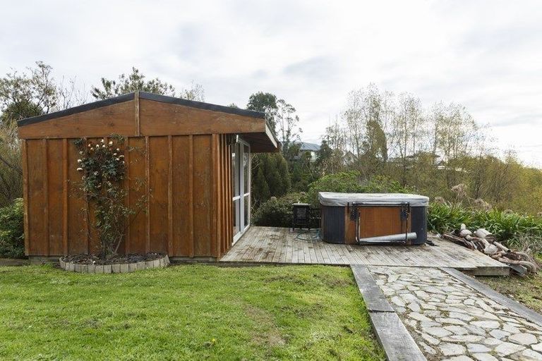 Photo of property in 60 Waicola Drive, Fitzherbert, Palmerston North, 4471