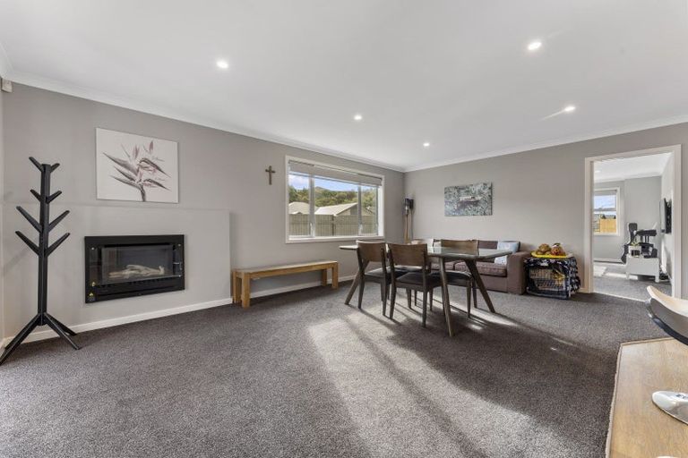 Photo of property in 16 Freedom Drive, Kelvin Grove, Palmerston North, 4414
