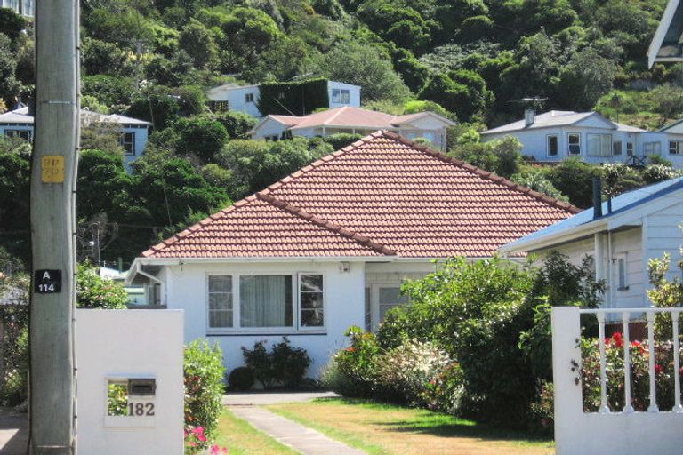 Photo of property in 182 The Parade, Island Bay, Wellington, 6023