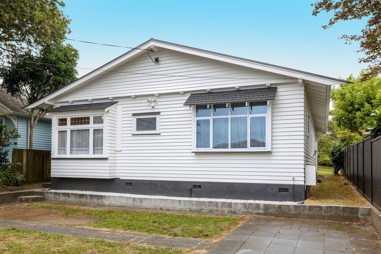 Photo of property in 5 Huatoki Street, Vogeltown, New Plymouth, 4310