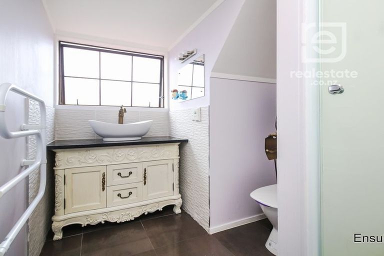 Photo of property in 5 Tawa Road, Te Atatu Peninsula, Auckland, 0610