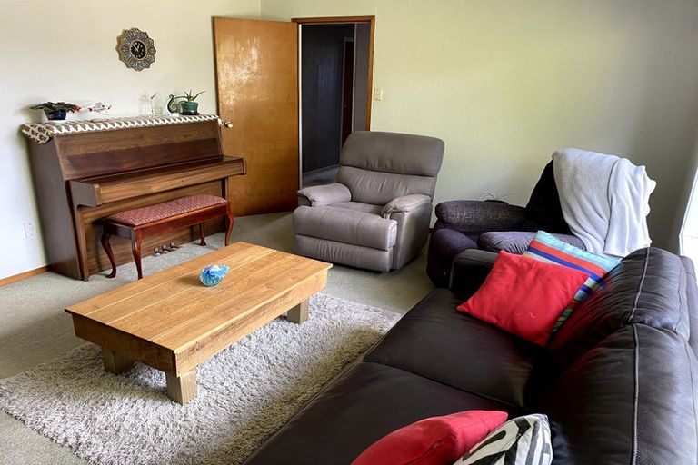 Photo of property in 44 Easton Park Parade, Glenfield, Auckland, 0629