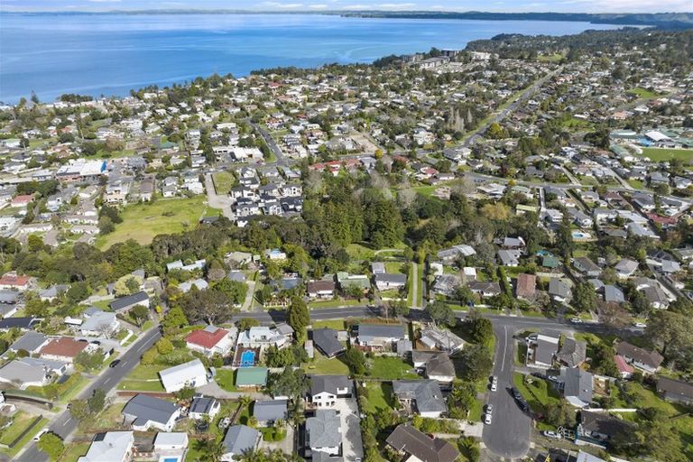 Photo of property in 7a Halcombe Place, Green Bay, Auckland, 0604