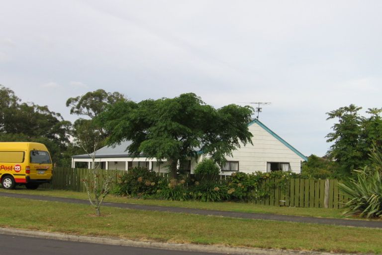 Photo of property in 27 Elizabeth Drive, West Harbour, Auckland, 0618