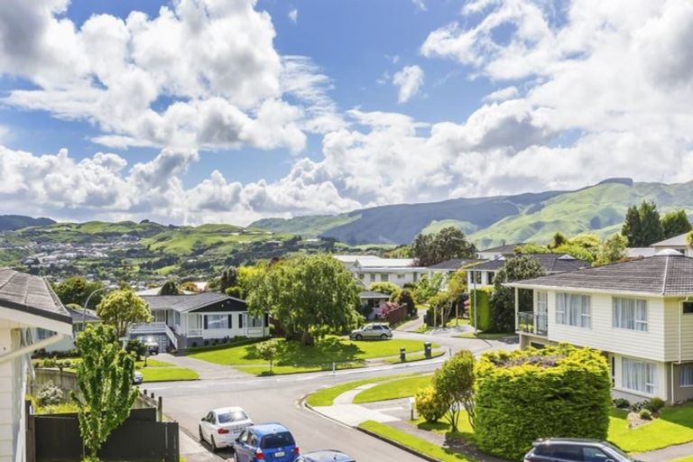 Photo of property in 6 Saint Annes Square, Tawa, Wellington, 5028