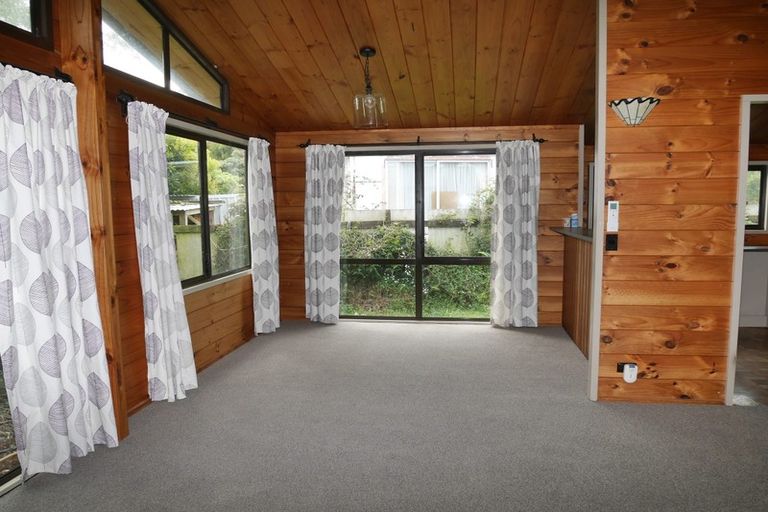 Photo of property in 1a Karaka Grove, Waikanae, 5036