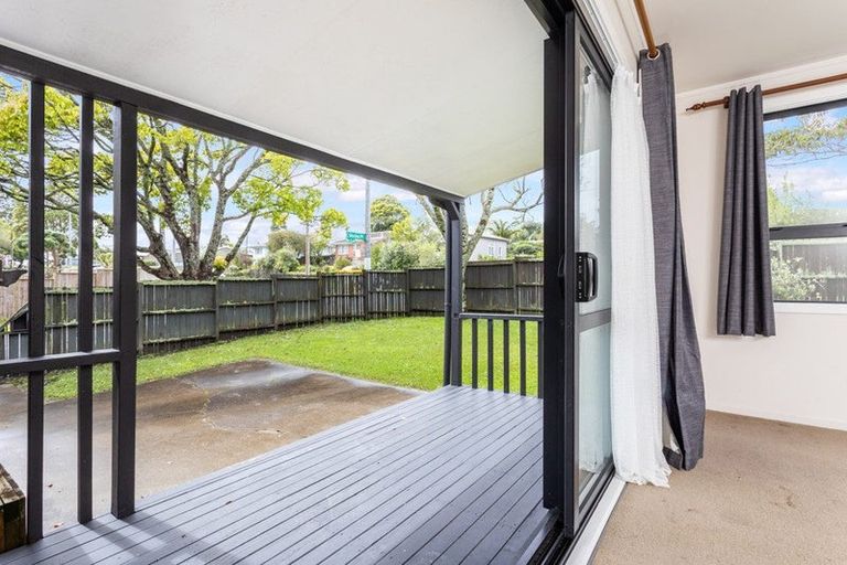 Photo of property in 2 Glucina Place, Glen Eden, Auckland, 0602