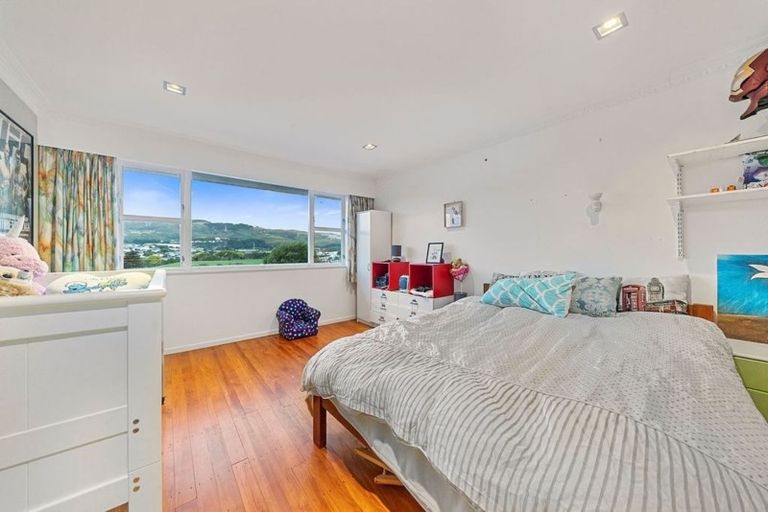 Photo of property in 15 Lane Crescent, Tawa, Wellington, 5028