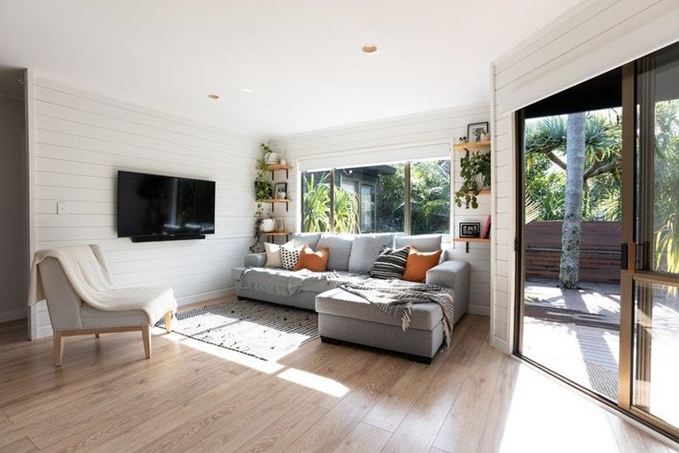 Photo of property in 1/45 Unsworth Drive, Unsworth Heights, Auckland, 0632