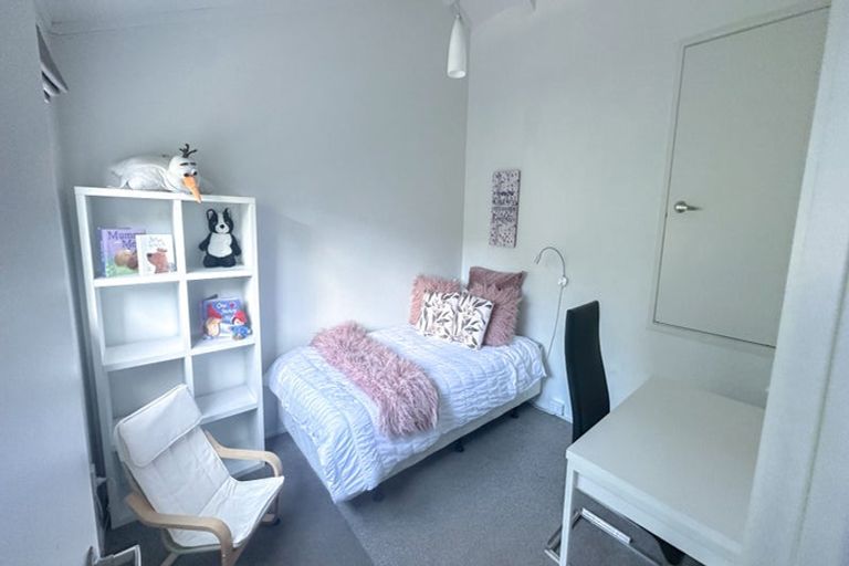 Photo of property in 4 Hiwihau Place, Glenfield, Auckland, 0629