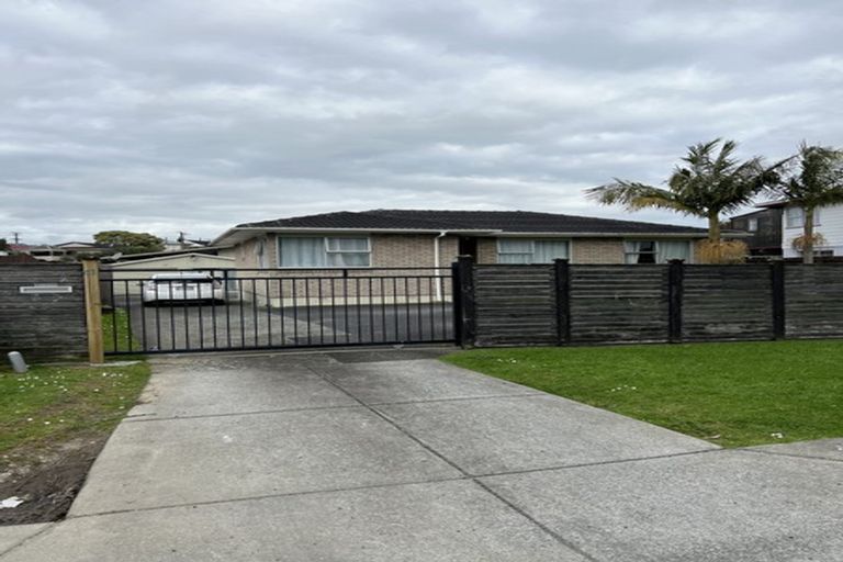 Photo of property in 41 Thornlow Street, Glendene, Auckland, 0602