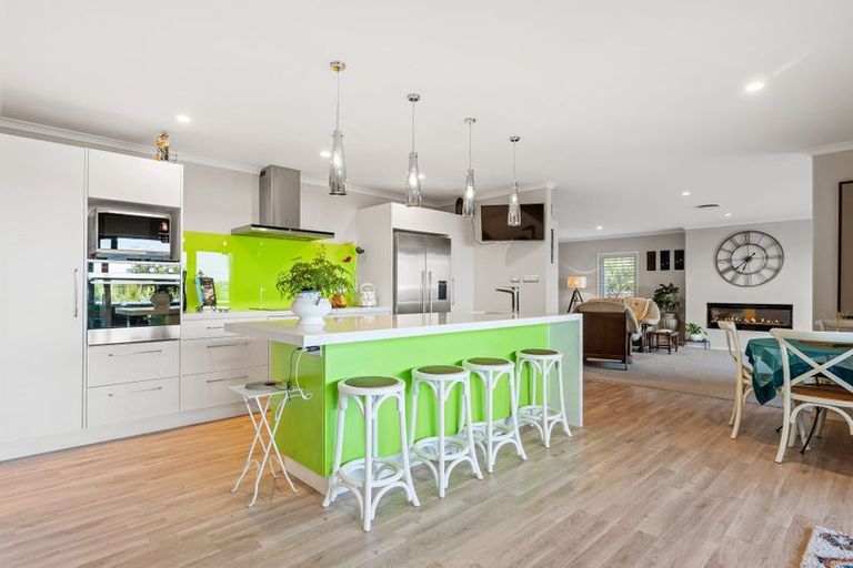 Photo of property in 21 Laguna Place, Matakatia, Whangaparaoa, 0930