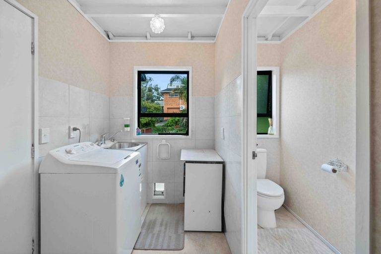 Photo of property in 48 Pokapu Street, Titirangi, Auckland, 0600