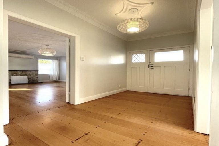 Photo of property in 18 Parkvale Road, Karori, Wellington, 6012