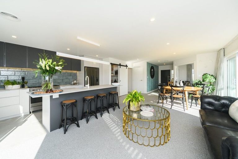 Photo of property in 10 Sardinia Grove, Fitzherbert, Palmerston North, 4410