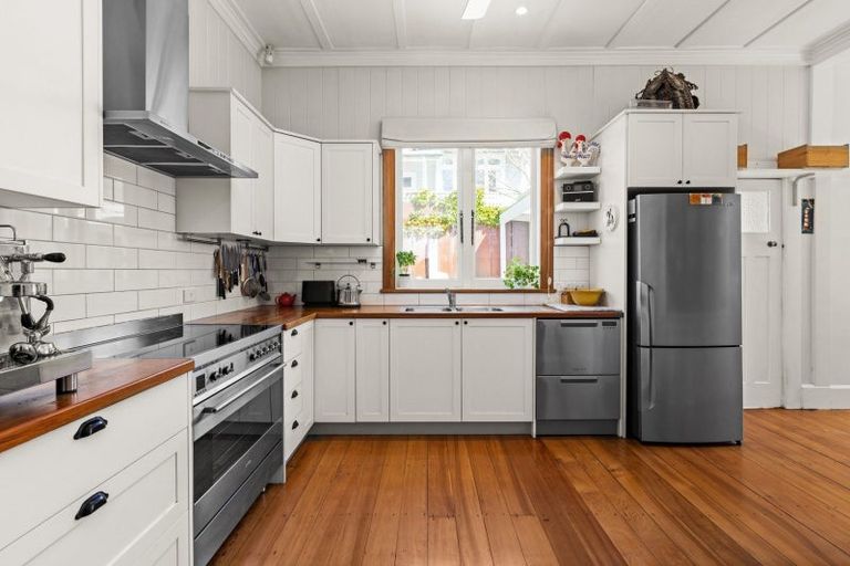 Photo of property in 21 Cameron Road, Bluff Hill, Napier, 4110