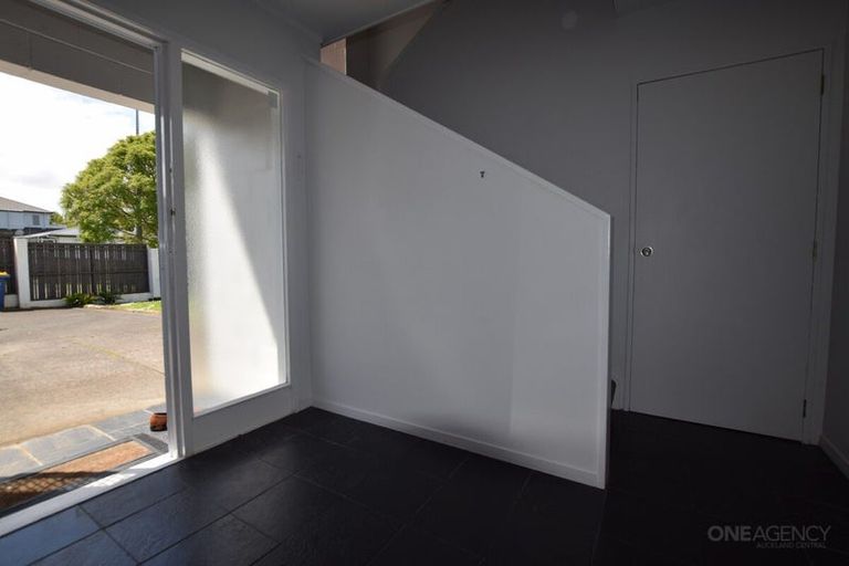 Photo of property in 63 Kirby Street, Glendene, Auckland, 0602