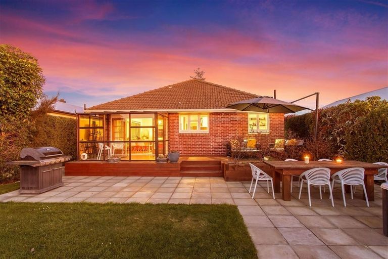 Photo of property in 28 Aorangi Road, Bryndwr, Christchurch, 8053